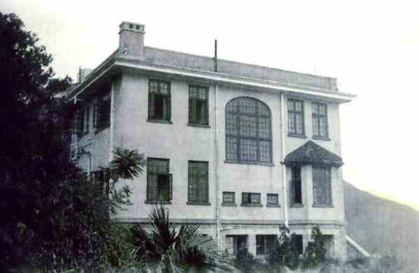 黄心村考据出张爱玲从前居住的港大女生宿舍，这是在成为女生宿舍之前的建筑样貌。摄于1930年代。亚历克·库珀（Alec Cooper）私人收藏。