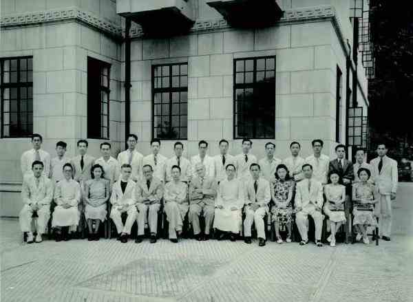 评《缘起香港》:黄心村笔下的张爱玲